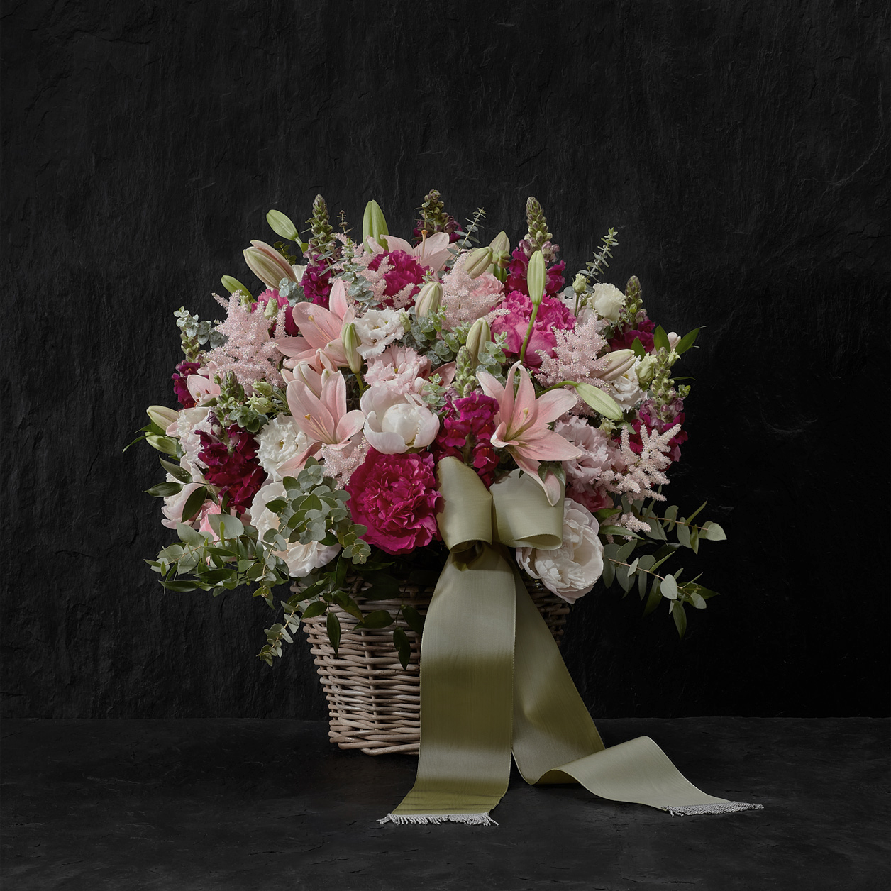 Rosa in Kombination mit kräftigeren Farben ergeben eine sehr schöne Wirkung. Blumenarrangements können ebenfalls mit einer Schleife versehen werden.